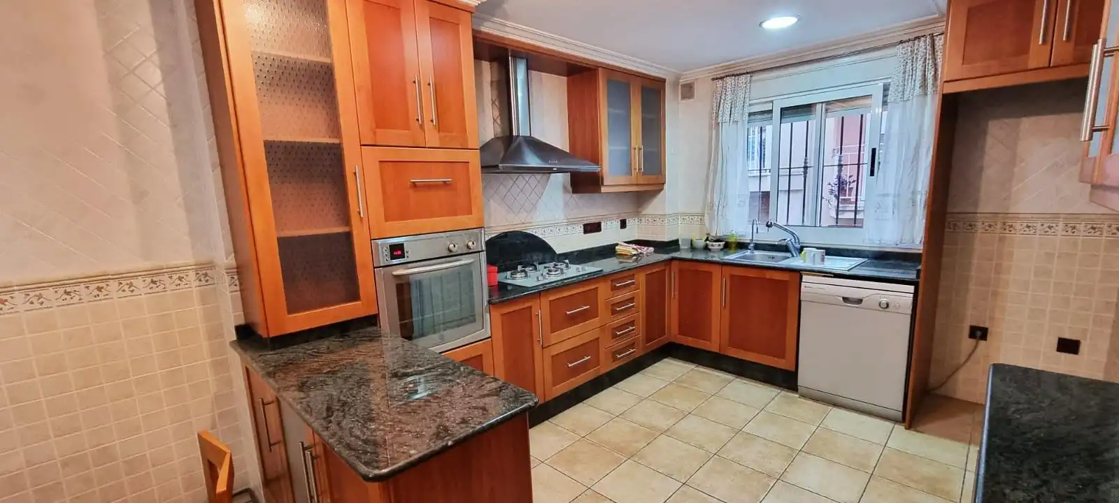 Küche von Wohnung zum Verkauf in Elche / Elx mit Klimaanlage und Abstellraum