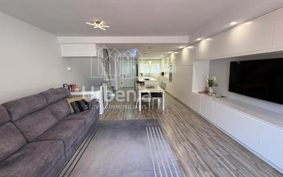 Sala d'estar de Casa o xalet en venda en Pineda de Mar amb Calefacció, Terrassa i Moblat