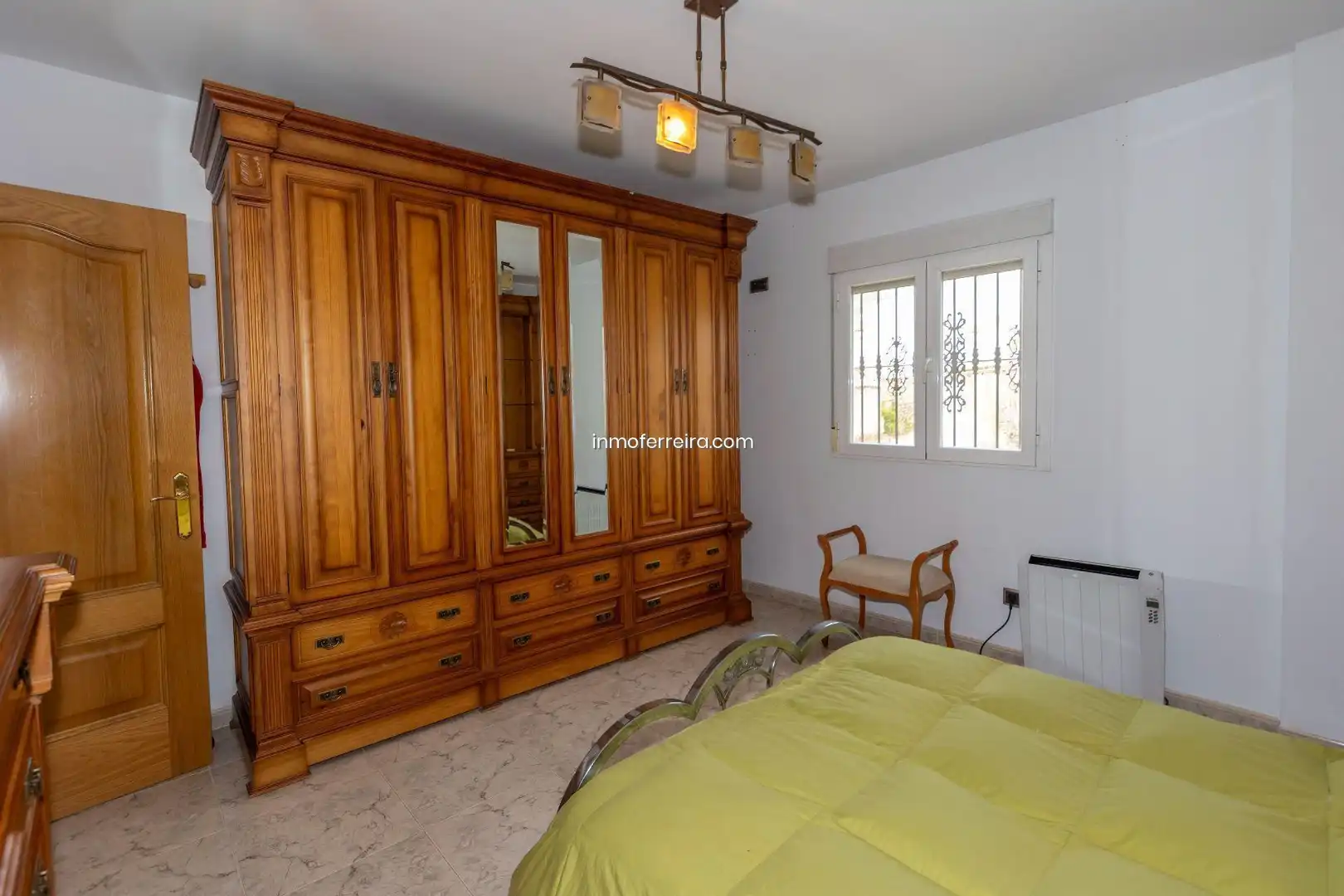Bedroom of Houses for sale in Darro  with Storage room