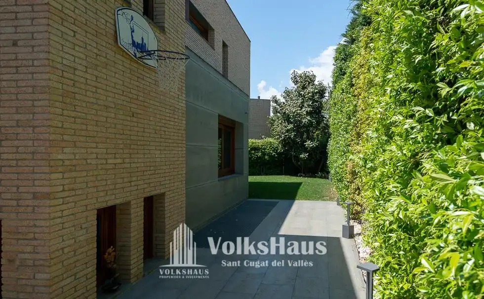 Außenansicht von Haus oder Chalet zum Verkauf in Sant Cugat del Vallès mit Klimaanlage, Heizung und Privatgarten