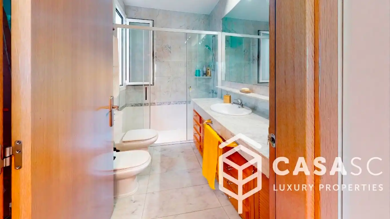 Bathroom of Attic for sale in Sant Cugat del Vallès  with Air Conditioner, Heating and Parquet flooring