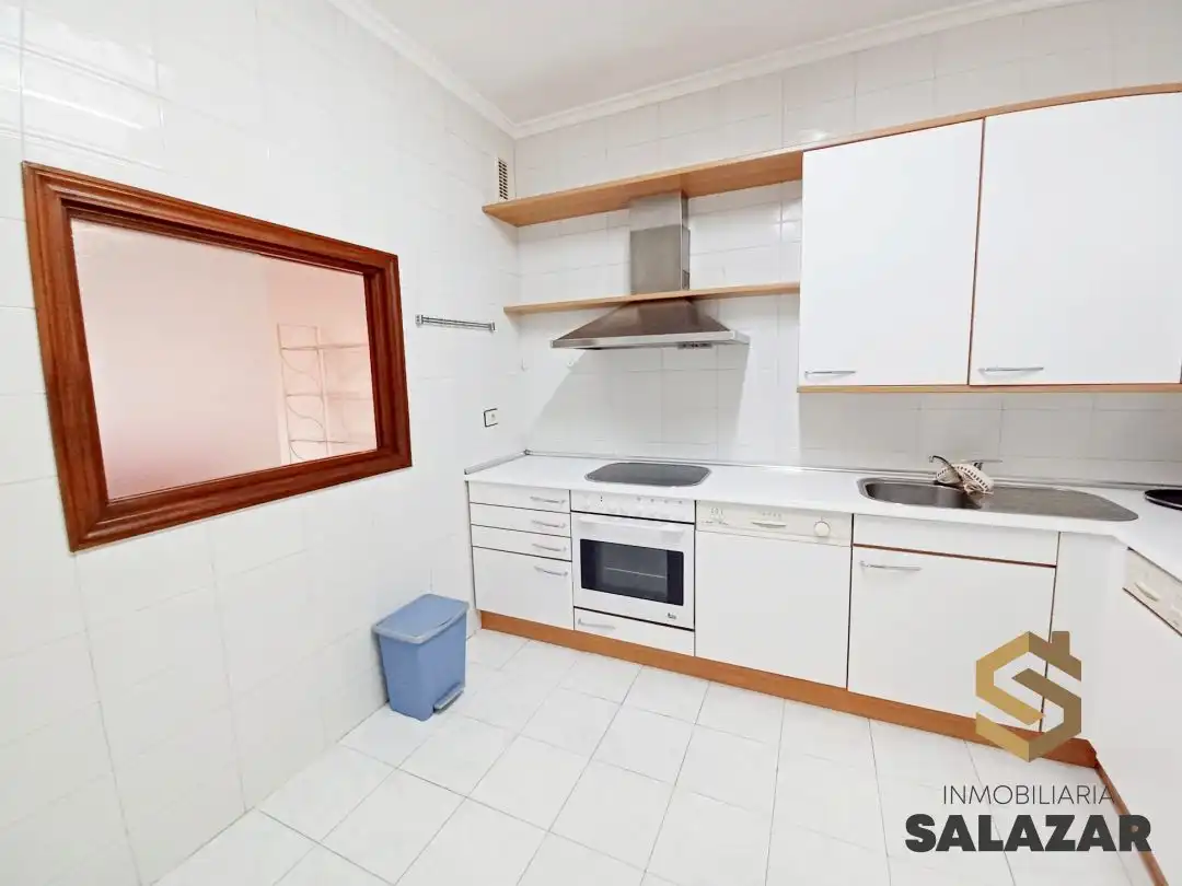 Cuina de Apartament de lloguer en Bilbao  amb Calefacció, Terrassa i Microones