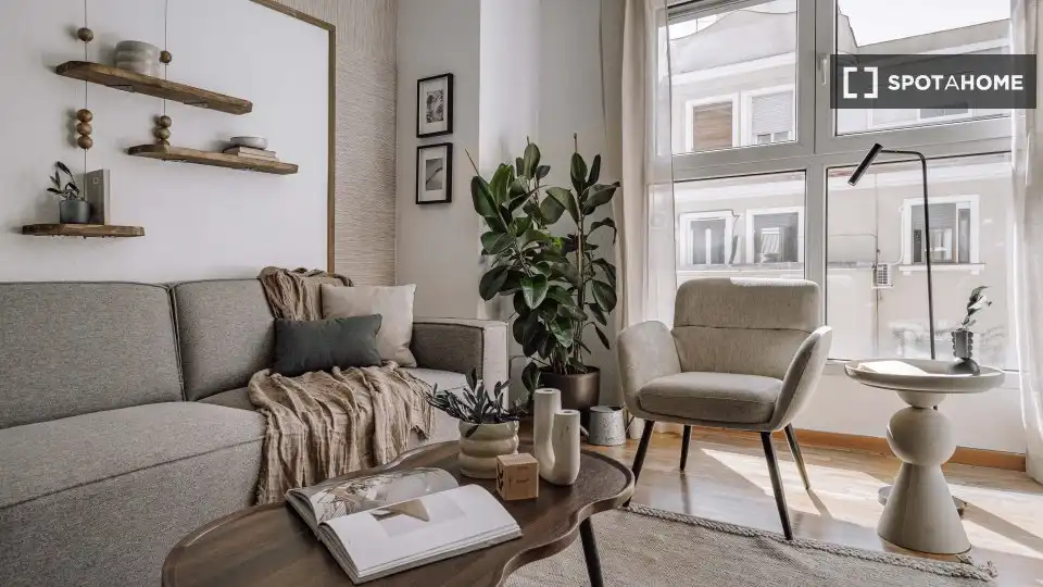 Living room of Flat for rent in Madrid  with Air Conditioner, Heating and Furnished