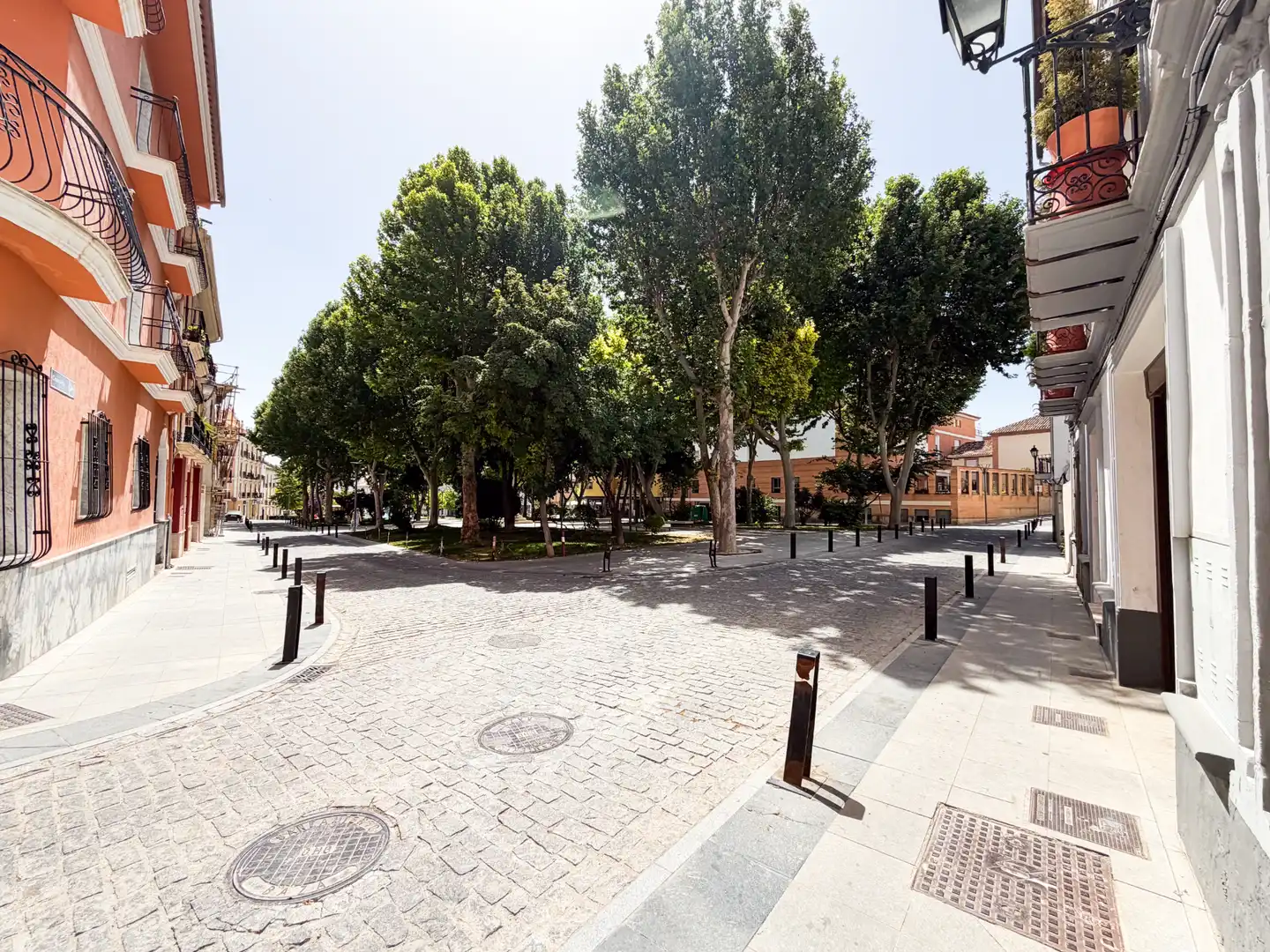 Vista exterior de Casa o xalet en venda en Baza amb Jardí privat, Terrassa i Balcó