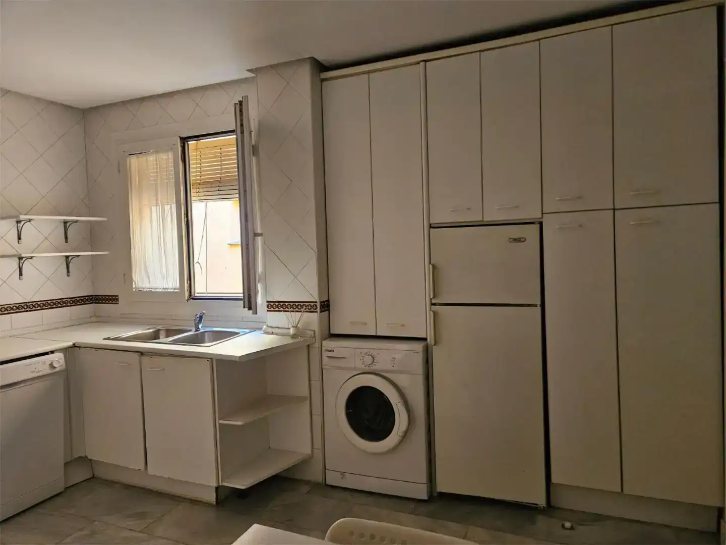 Cuina de Pis en venda en San Juan de Aznalfarache amb Aire condicionat i Piscina