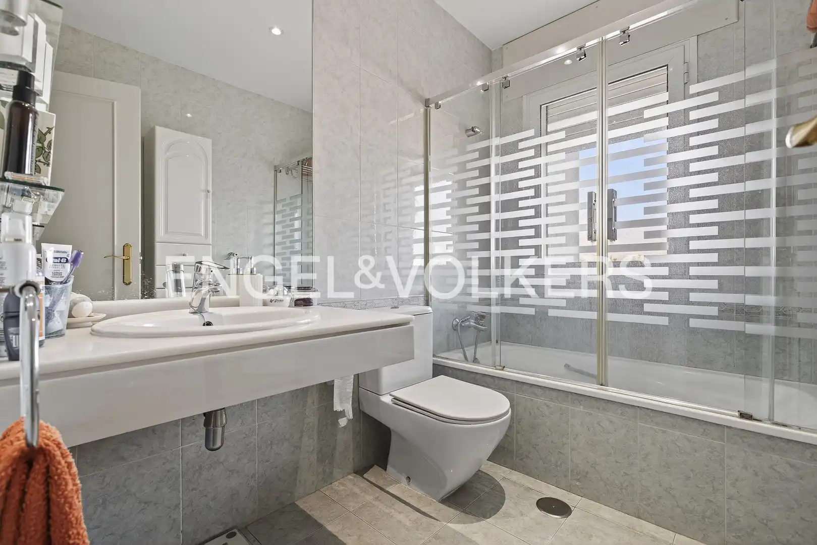 Bathroom of Houses for sale in Dos Hermanas  with Air Conditioner, Heating and Private garden