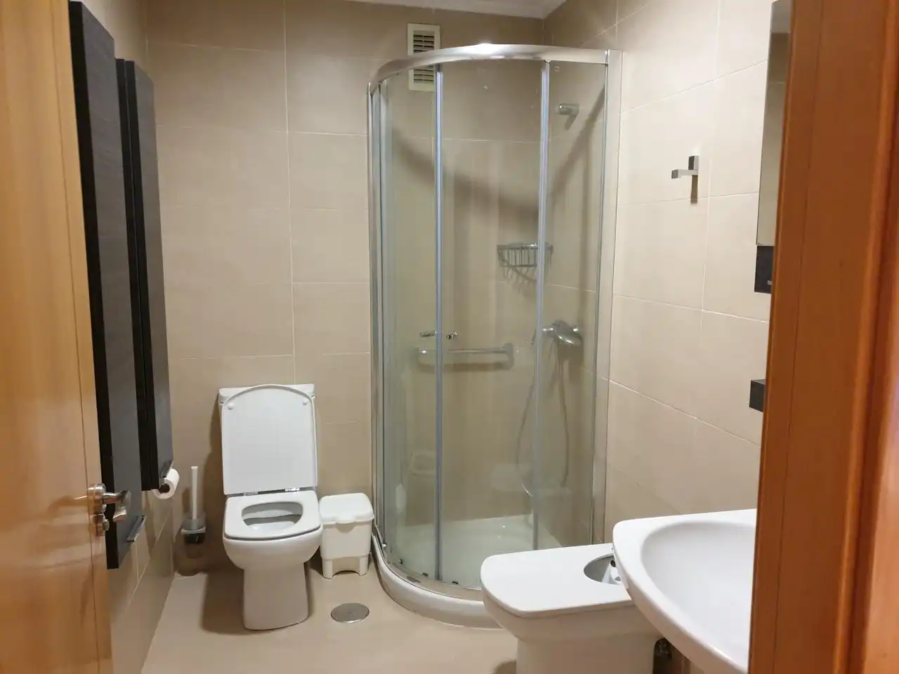 Bathroom of Flat for rent in Ourense Capital   with Heating, Parquet flooring and Terrace