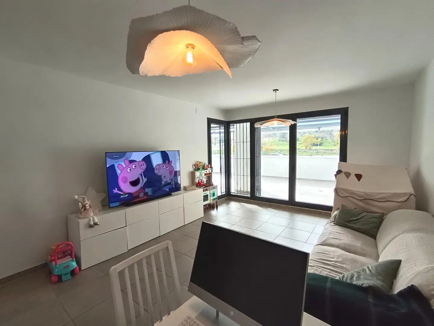 Sala de estar de Piso en venta en Málaga con Jardín privado, Terraza y Piscina comunitaria