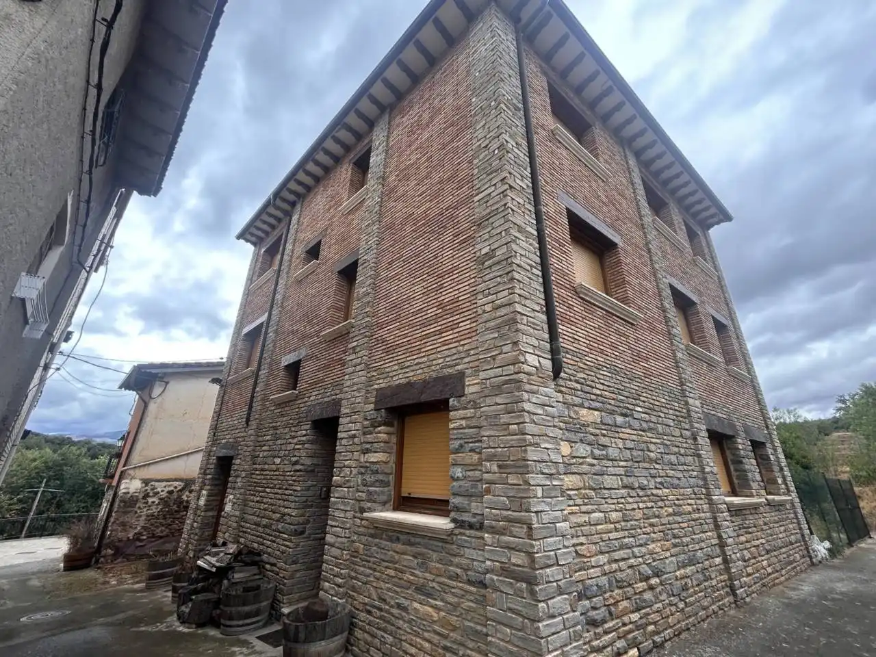 Vista exterior de Casa o xalet en venda en Ledesma de la Cogolla amb Calefacció, Terrassa i Moblat