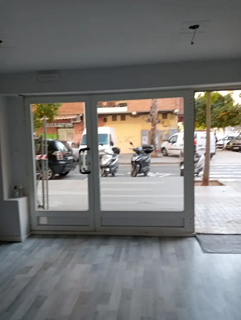 Vista exterior de Local en venda en Valencia amb Terrassa, Moblat i Alarma