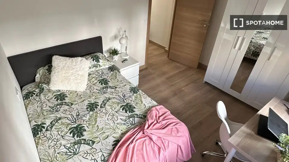 Bedroom of Flat for share in Macarena