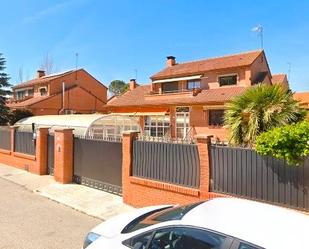 Vista exterior de Casa o xalet en venda en Fuente El Saz de Jarama amb Aire condicionat, Calefacció i Jardí privat