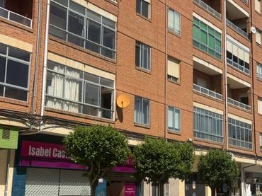 Piso con balcón en venta en Avenida Maragatos 43