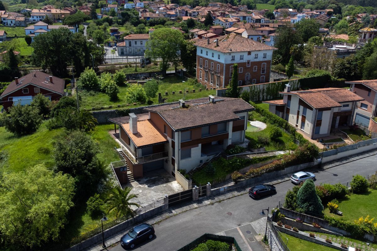 Vista exterior de Casa o xalet en venda en Llanes amb Calefacció, Jardí privat i Terrassa