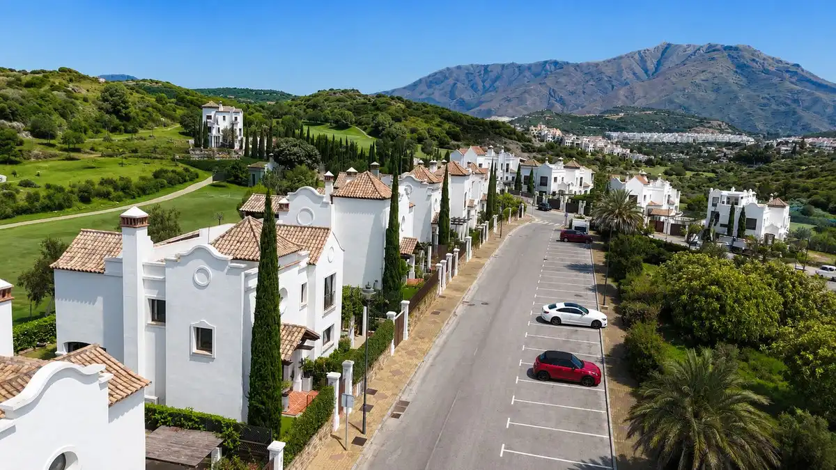 Vista exterior de Casa o chalet en venta en Estepona con Aire acondicionado, Jardín privado y Terraza