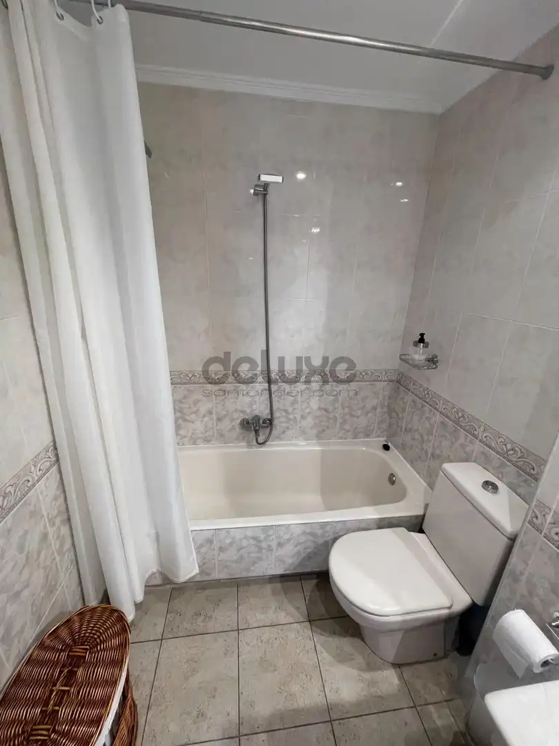 Bathroom of Flat for rent in Santander  with Heating and Furnished