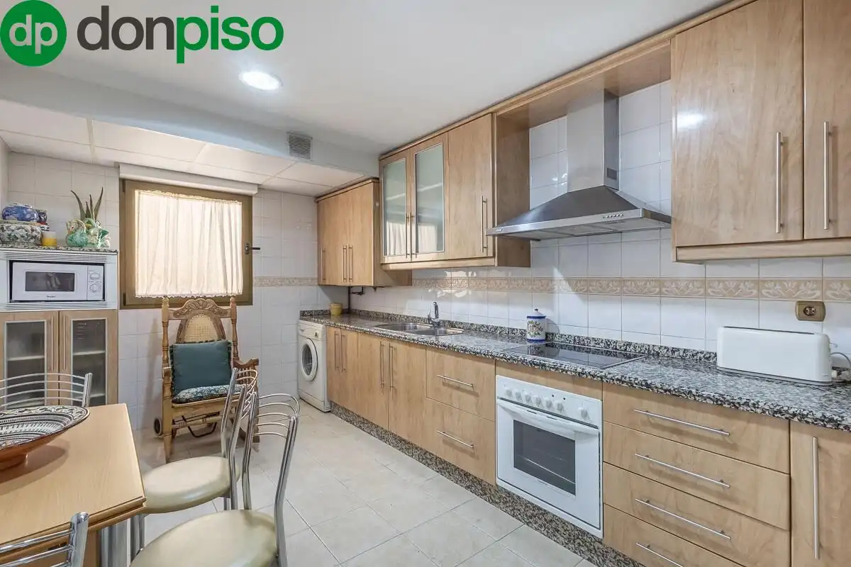 Kitchen of Flat for sale in Granada