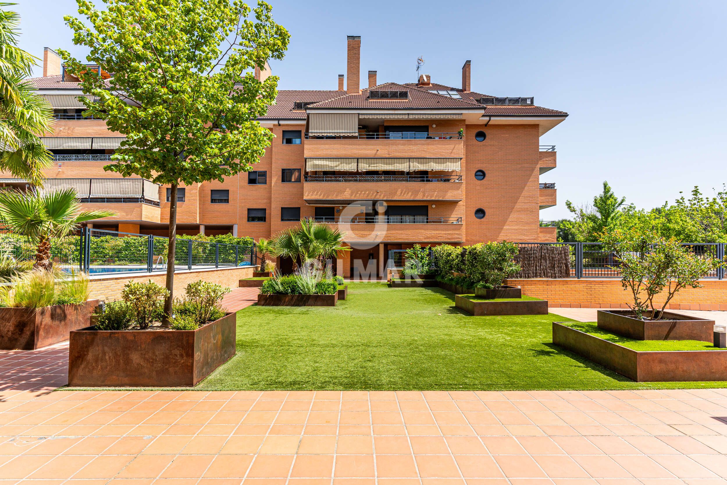 Vista exterior de Pis en venda en Boadilla del Monte amb Calefacció, Traster i Piscina