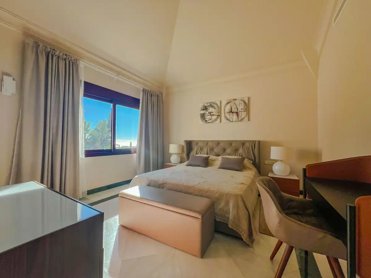 Habitación de Casa adosada en venta en Benahavís con Aire acondicionado y Terraza