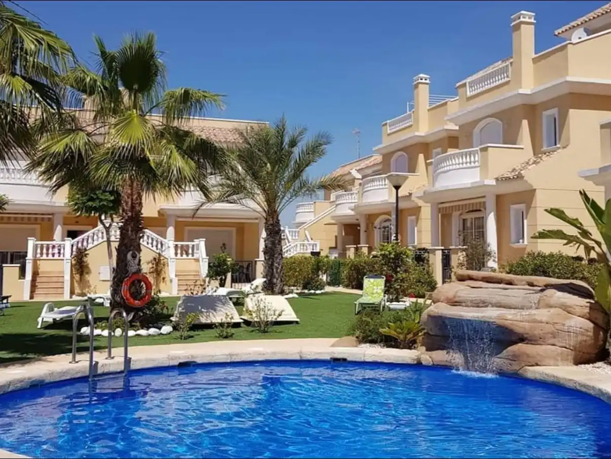 Casa amb piscina de lloguer a Calle Fernando Rey 1