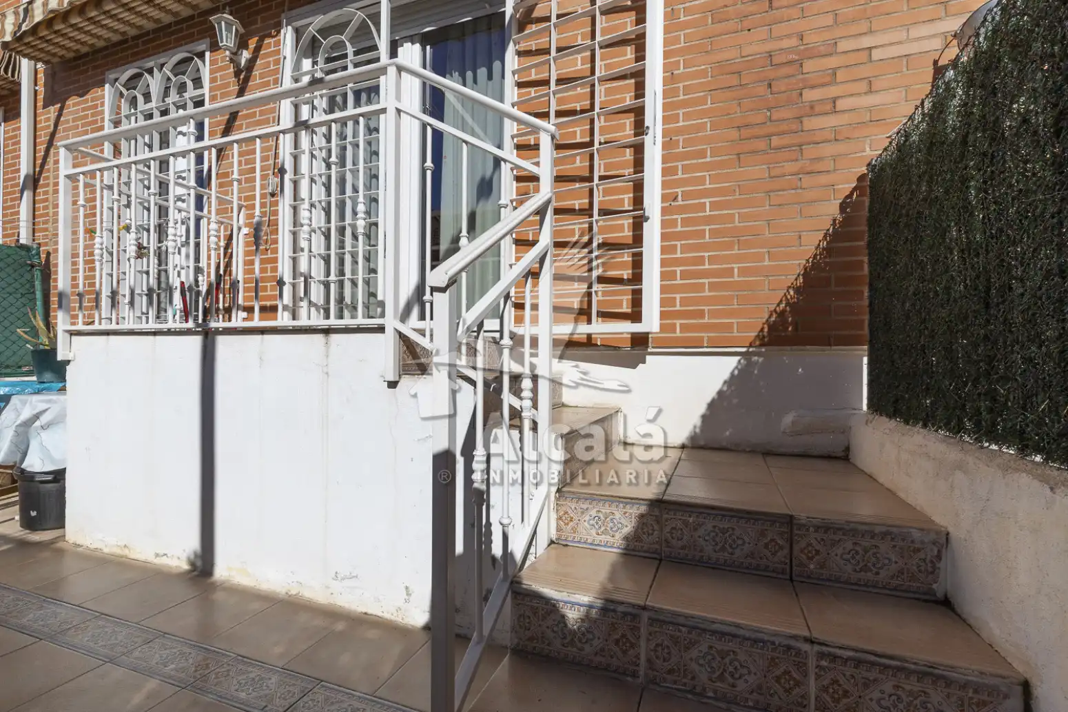 Außenansicht von Einfamilien-Reihenhaus zum Verkauf in Alcalá de Henares mit Heizung, Parkett und Schwimmbad