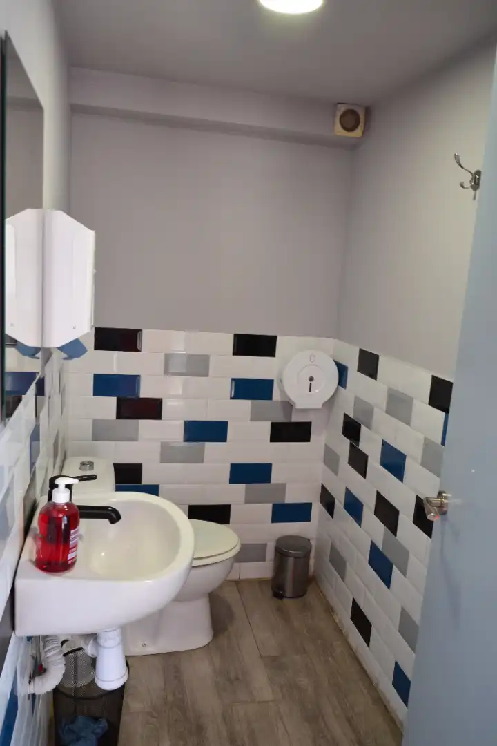Baño de Local en traspaso en Zaragoza con Aire acondicionado, Amueblado y Internet