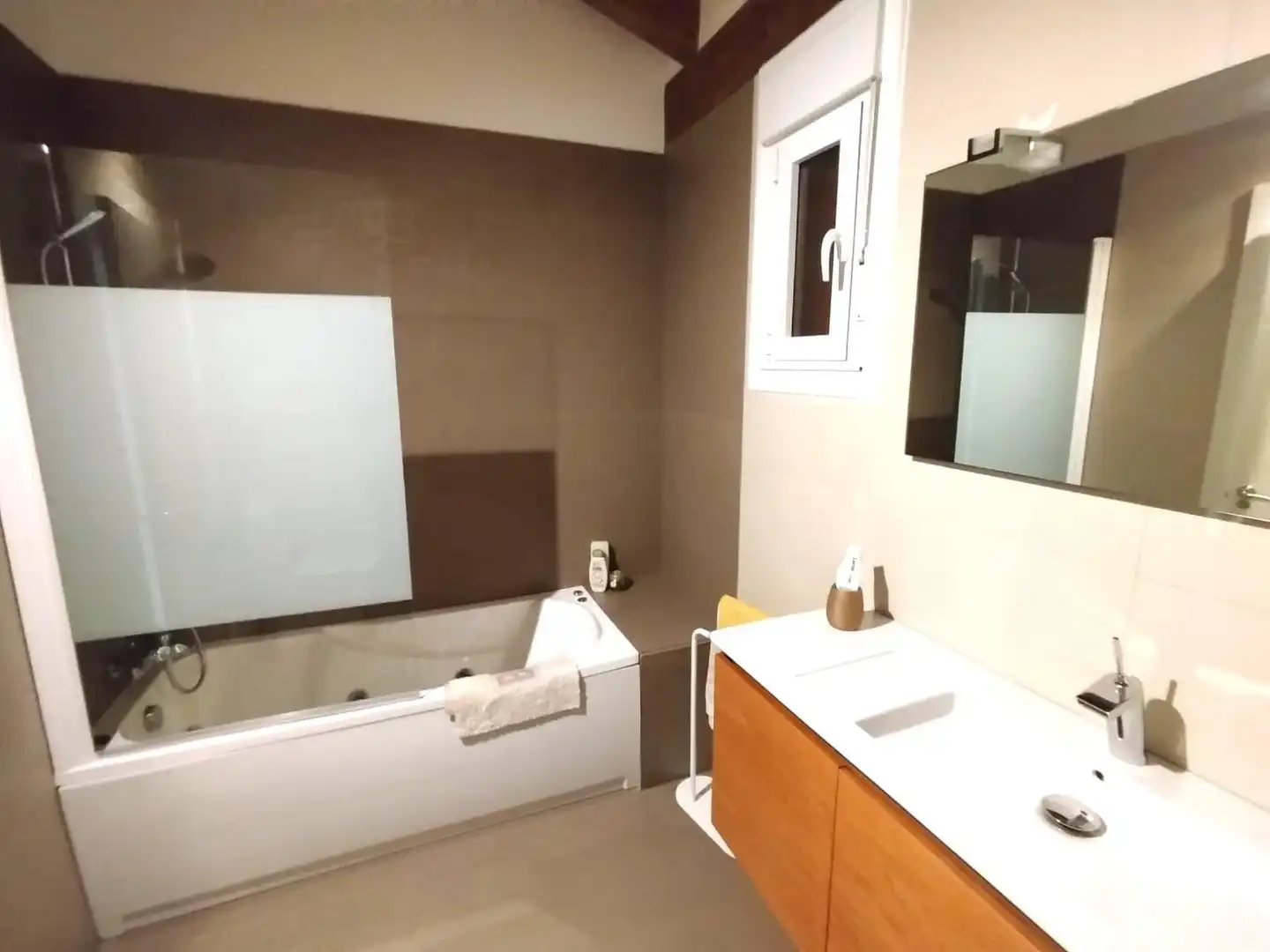 Baño de Casa adosada en venta en Valverde de la Virgen con Calefacción, Jardín privado y Parquet