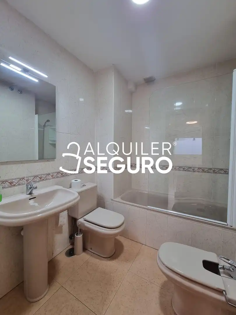 Bathroom of Flat for rent in Colmenarejo  with Heating and Storage room