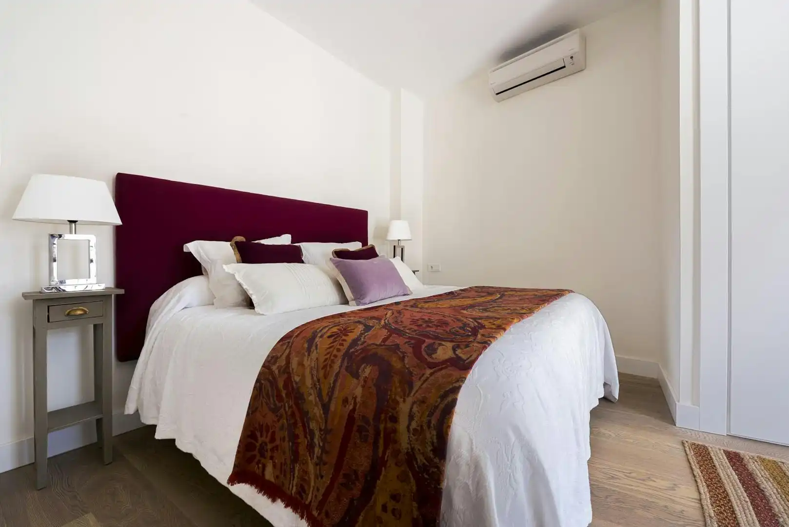 Bedroom of Flat for rent in Sevilla  with Air Conditioner, Heating and Washing machine