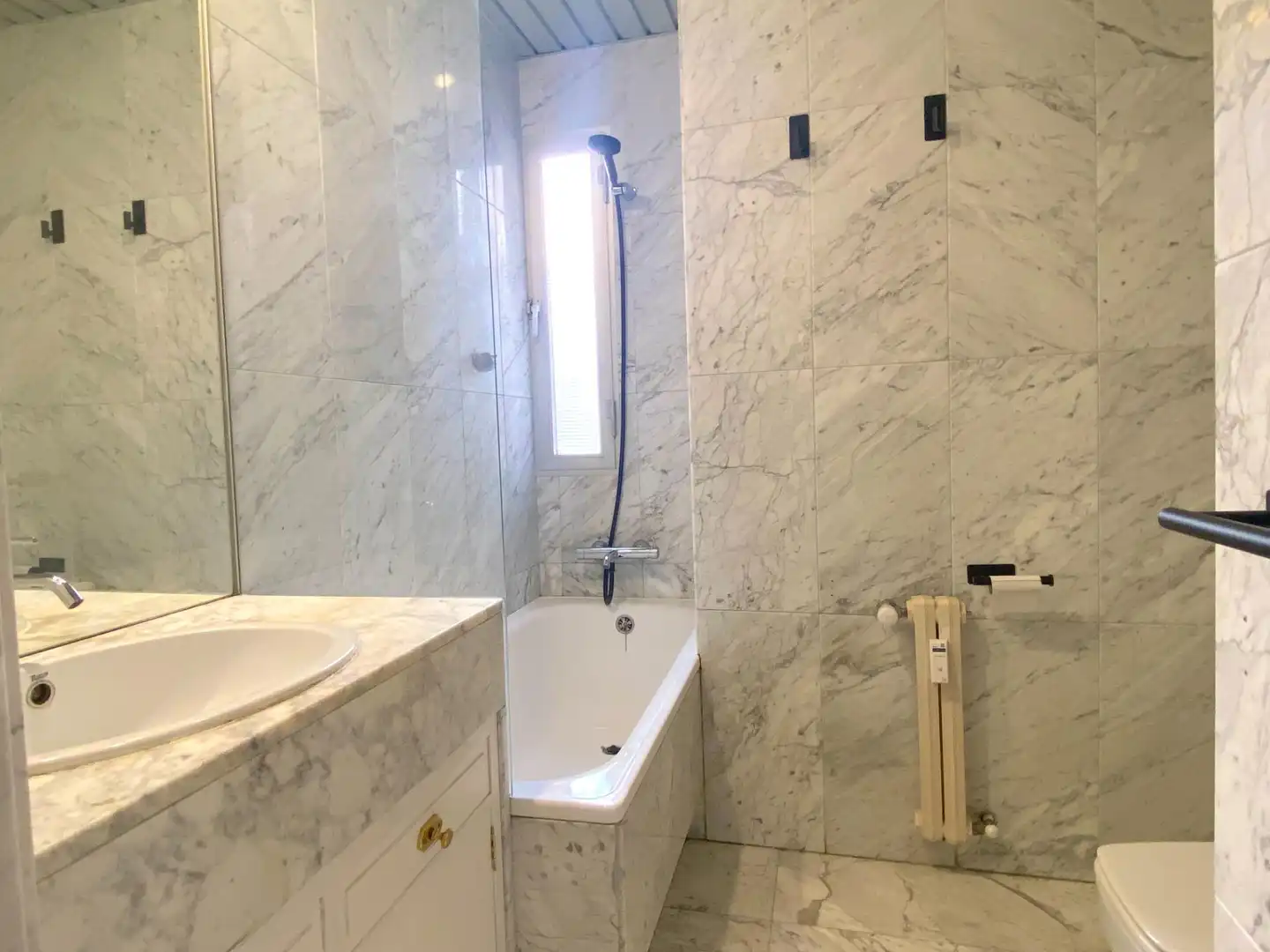 Badezimmer von Wohnung zur Miete in Granada mit Klimaanlage und Heizung
