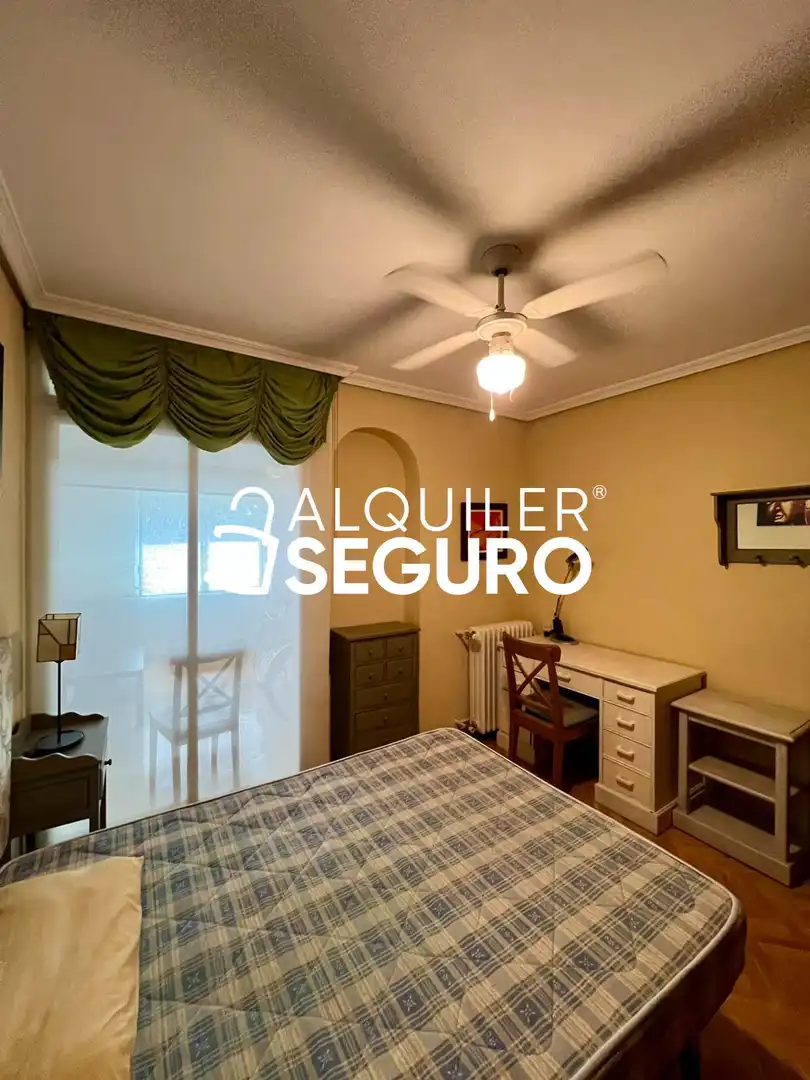 Schlafzimmer von Wohnung zur Miete in Madrid mit Heizung und Möbliert