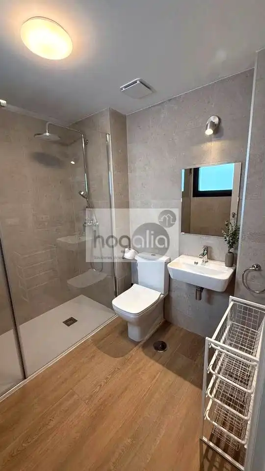 Baño de Planta baja de alquiler en Sevilla con Aire acondicionado, Trastero y Piscina