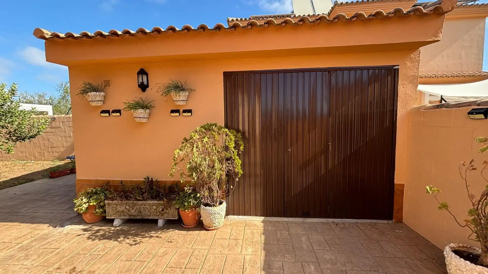 Vista exterior de Casa o xalet en venda en Chiclana de la Frontera amb Aire condicionat, Jardí privat i Traster