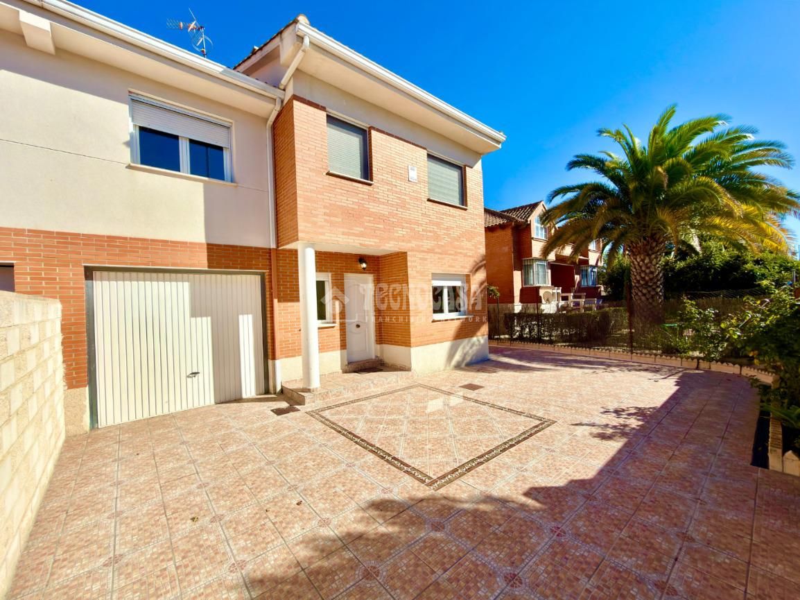 Vista exterior de Casa adosada en venda en Cabanillas del Campo amb Calefacció i Piscina