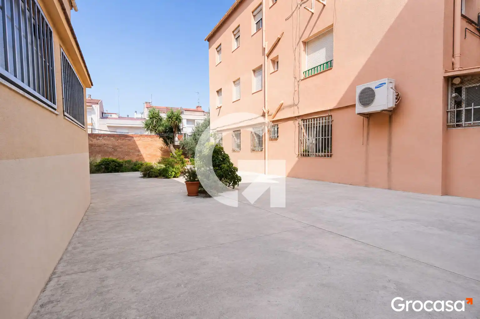 Vista exterior de Piso en venta en Terrassa con Aire acondicionado, Horno y TV