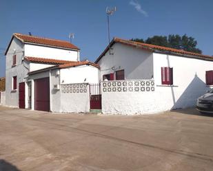 Vista exterior de Finca rústica en venda en Santa Colomba de Somoza amb Jardí privat