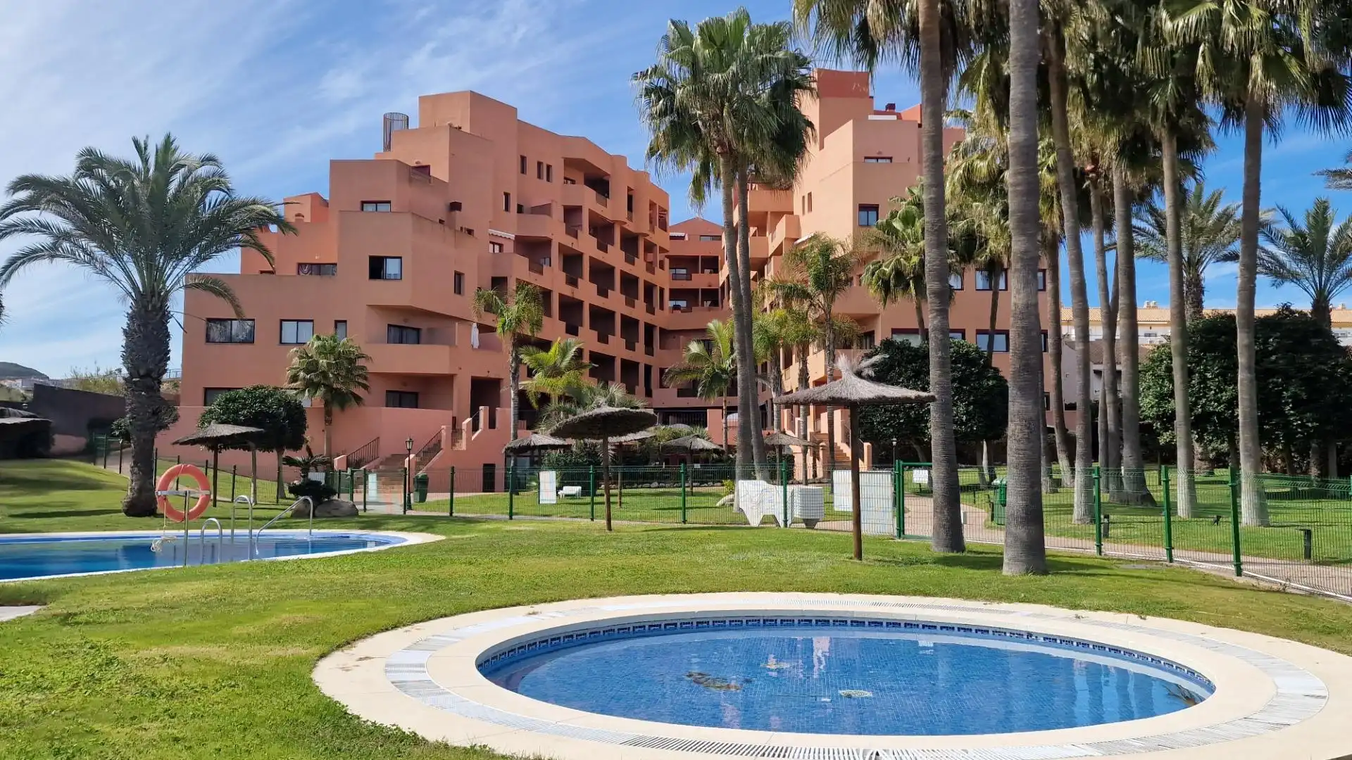 Außenansicht von Wohnung zum Verkauf in Manilva mit Klimaanlage, Terrasse und Möbliert