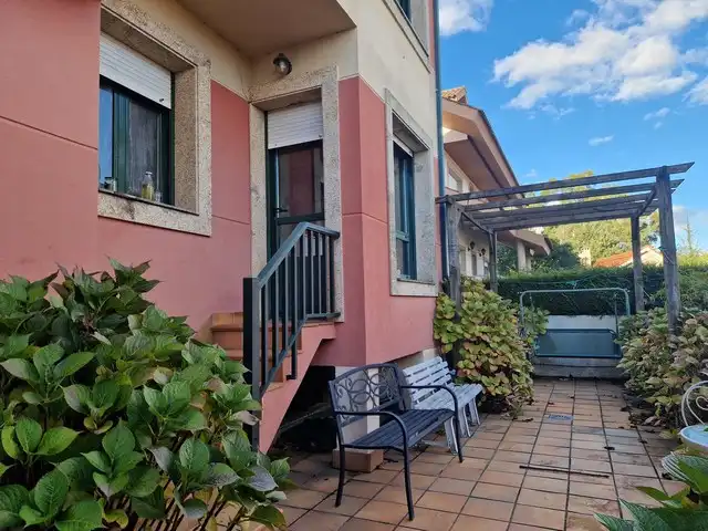 Vista exterior de Casa o chalet en venta en Teo con Calefacción, Jardín privado y Parquet