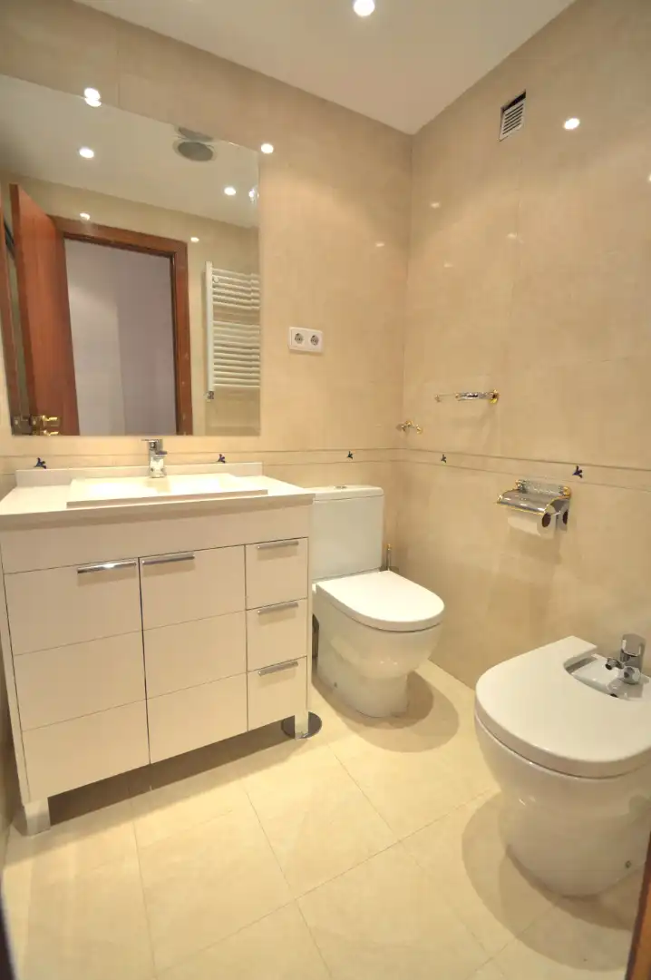 Bathroom of Flat for sale in Madrid  with Air Conditioner, Heating and Parquet flooring