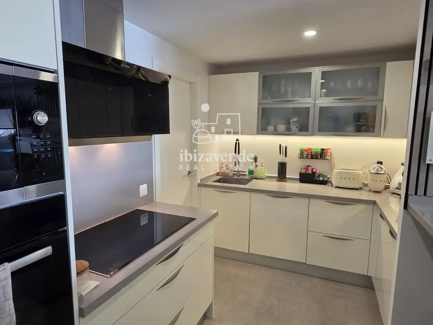 Cocina de Dúplex en venta en Santa Eulària des Riu con Aire acondicionado, Terraza y Piscina