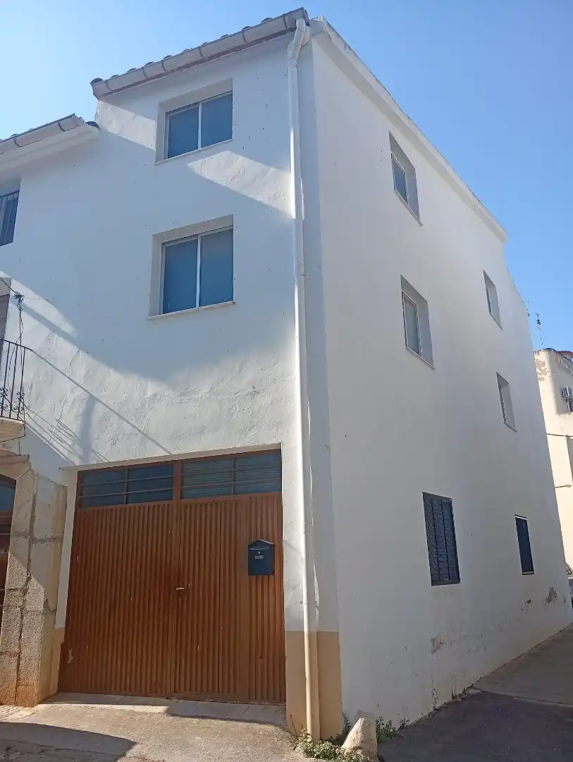 Casa con terraza en venta en Carrer de les Ferreries, imagen 2