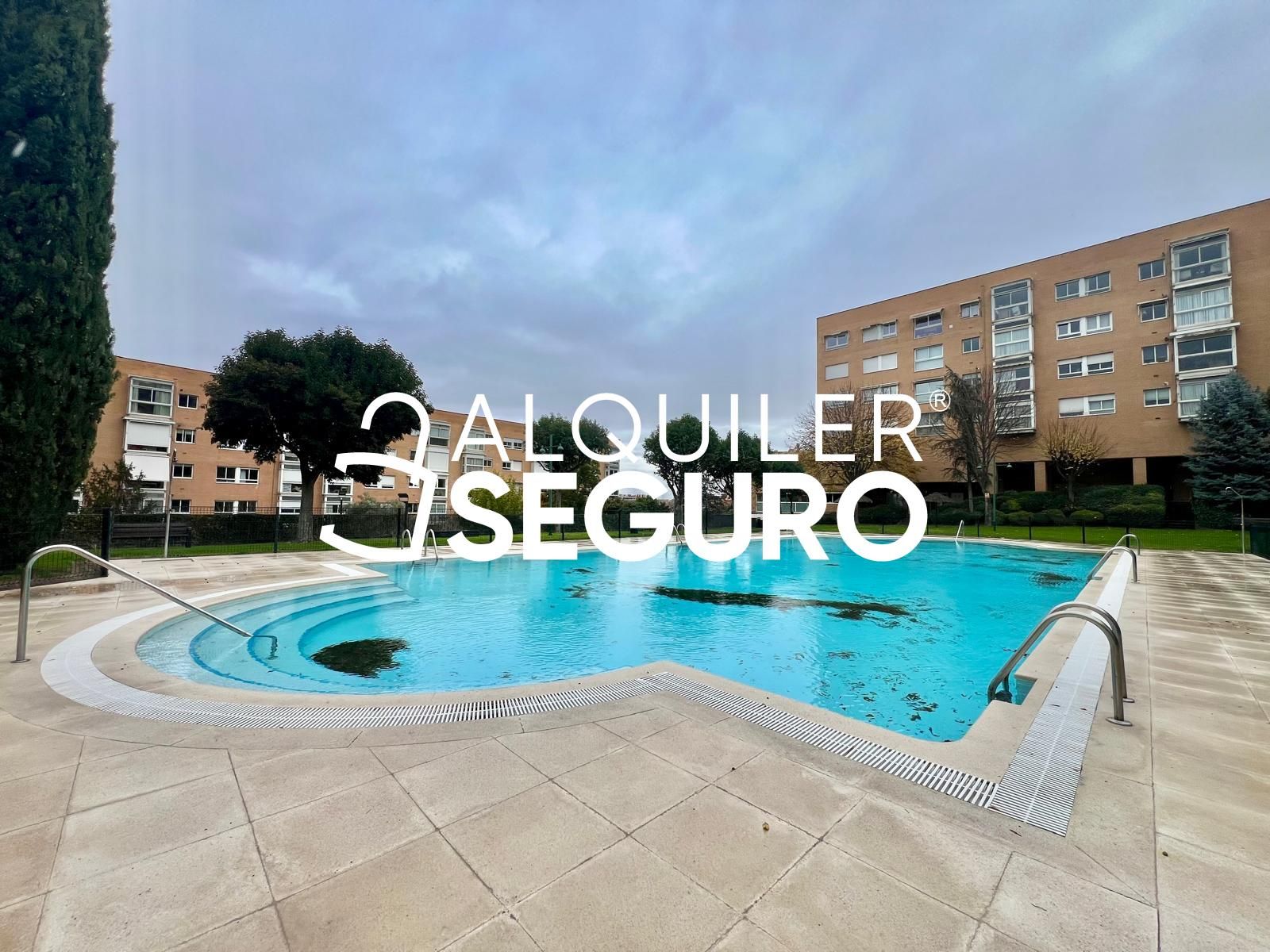 Swimming pool of Flat to rent in  Madrid Capital  with Air Conditioner, Storage room and Swimming Pool