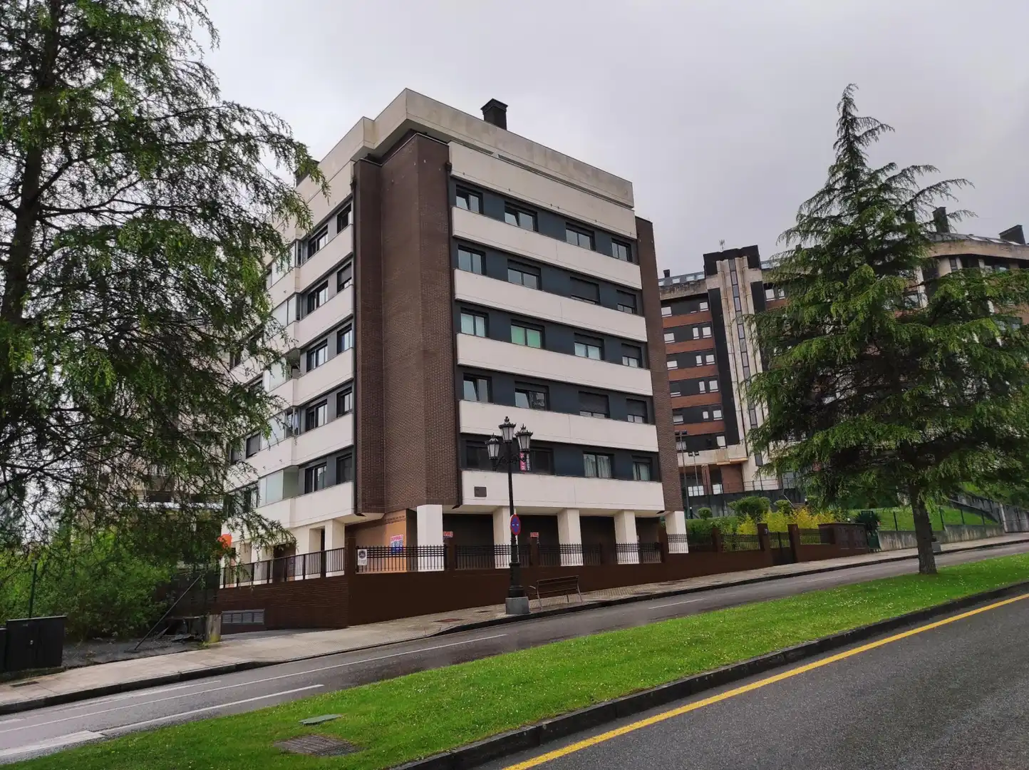Vista exterior de Local en venta en Oviedo 