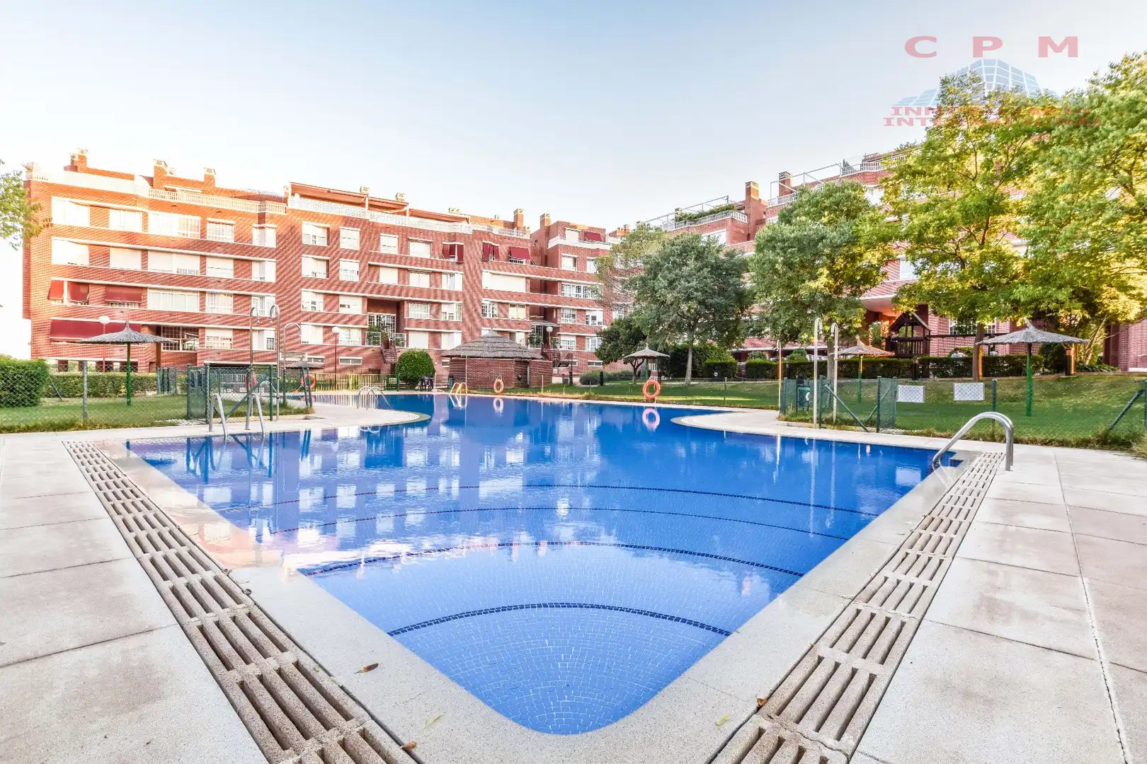 Piscina de Piso de alquiler en Madrid con Aire acondicionado, Calefacción y Trastero