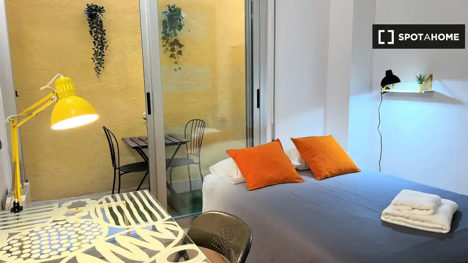 Bedroom of Flat for share in Barcelona  with Air Conditioner, Heating and Furnished