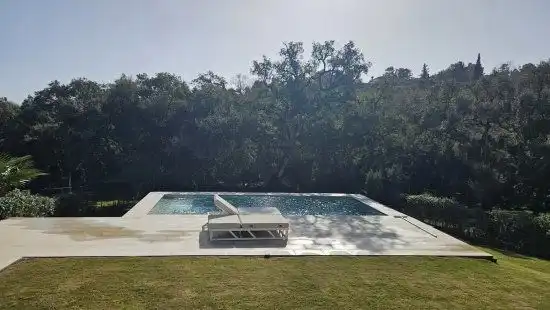 Piscina de Casa adosada de lloguer en Sotogrande amb Calefacció, Jardí privat i Piscina