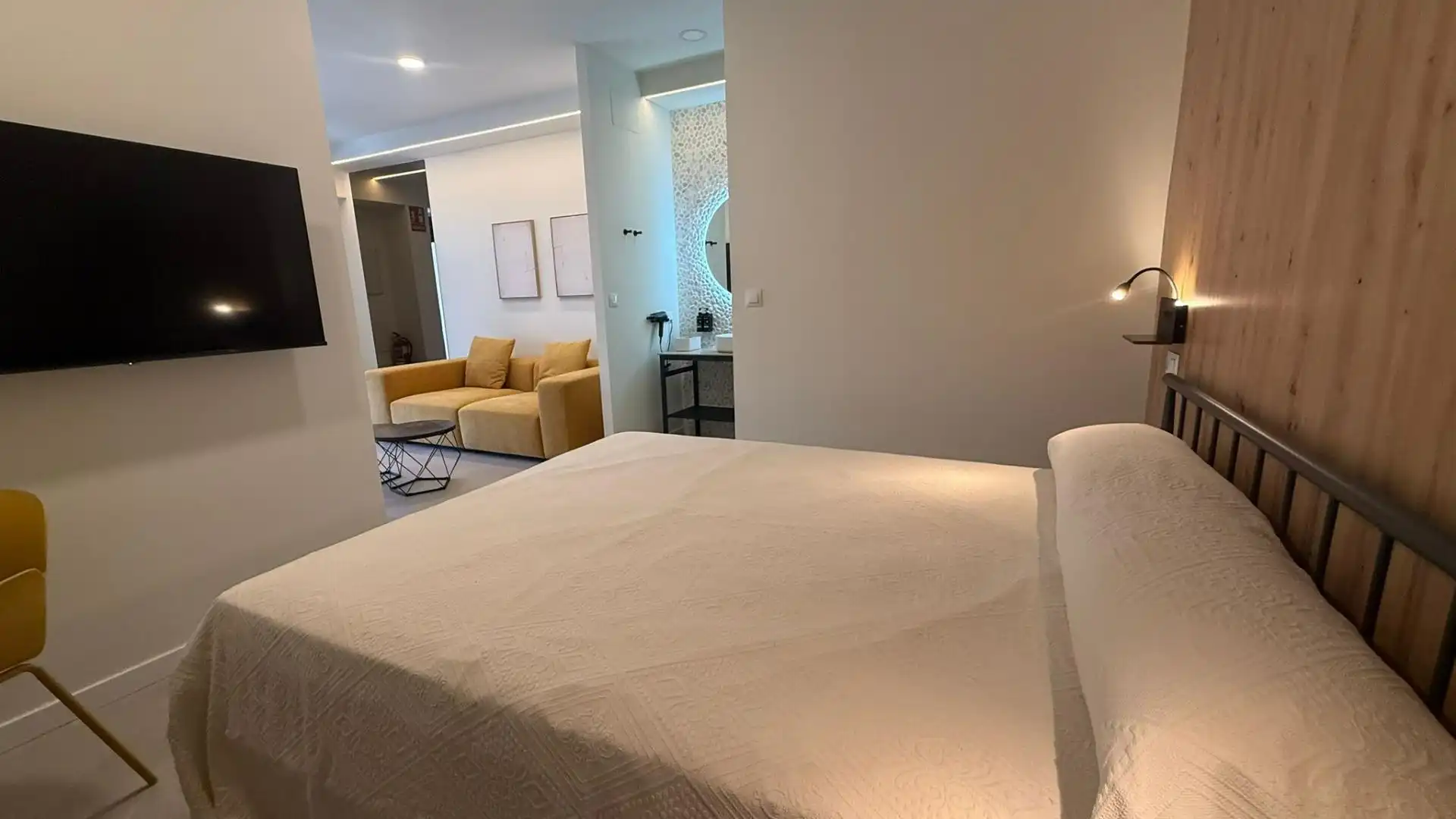 Habitación de Planta baja en venta en Bormujos con Aire acondicionado y Amueblado