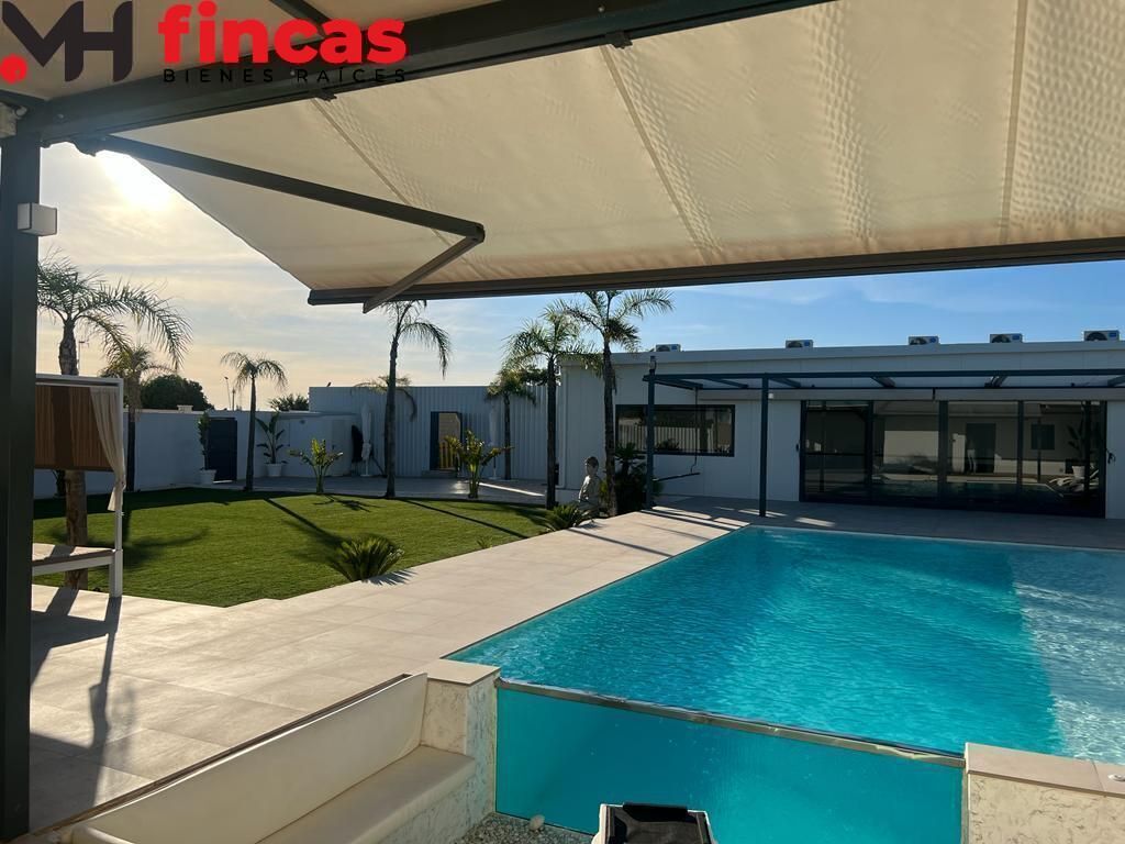 Piscina de Finca rústica en venda en Dos Hermanas amb Aire condicionat, Calefacció i Jardí privat