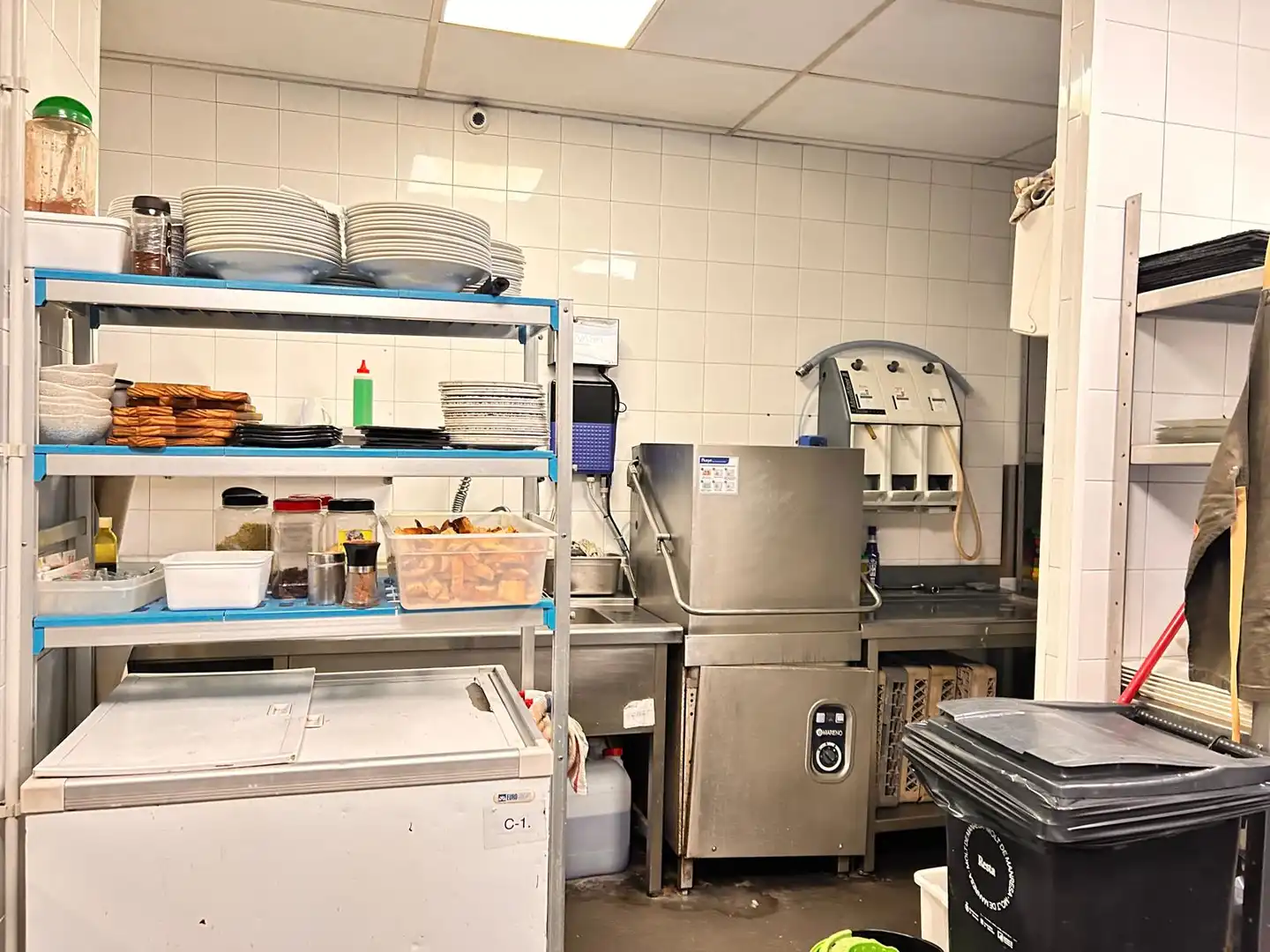 Cuina de Local en traspas en Manresa amb Aire condicionat, Calefacció i Moblat