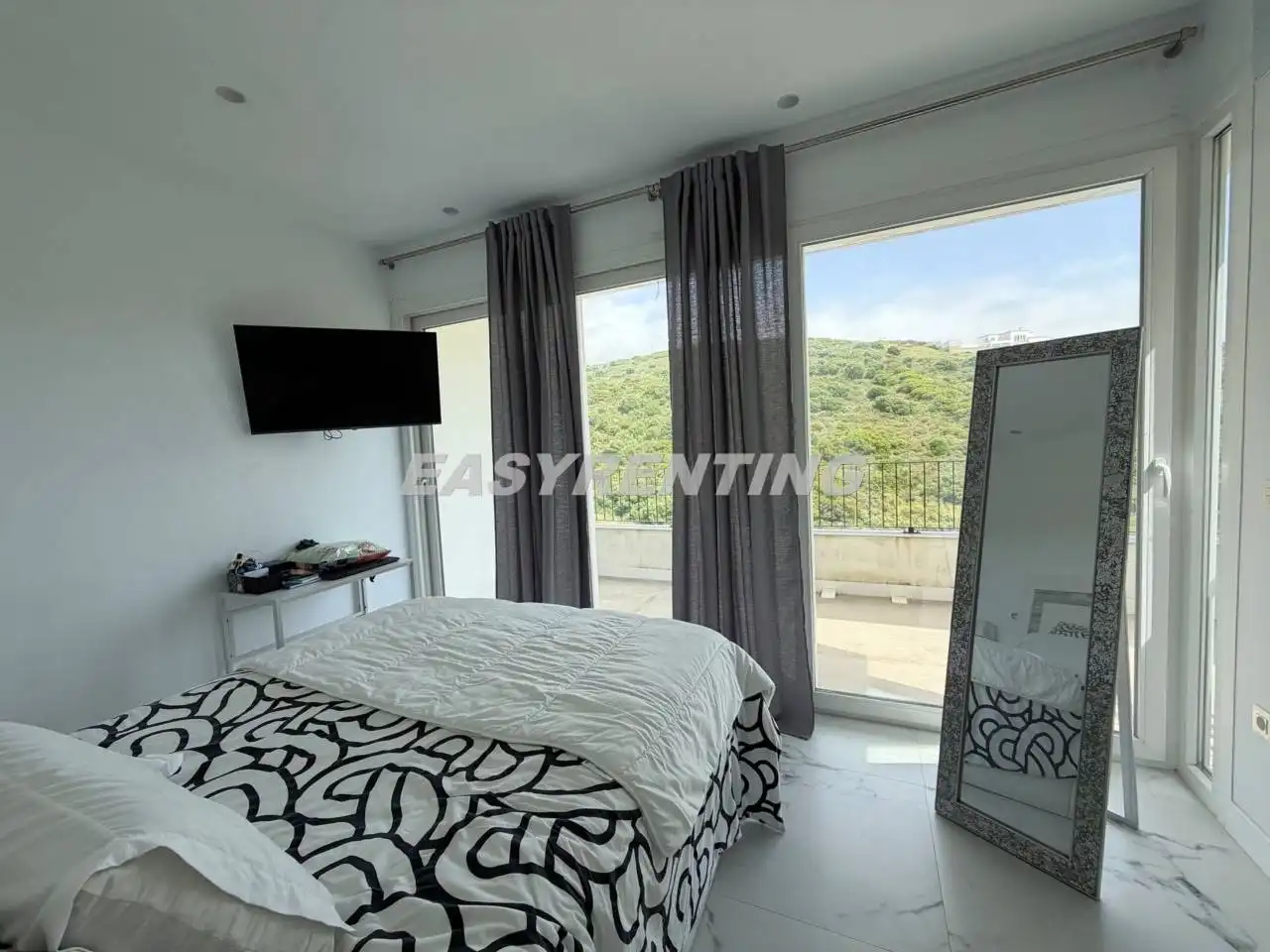 Bedroom of Houses for sale in La Línea de la Concepción  with Air Conditioner, Private garden and Terrace